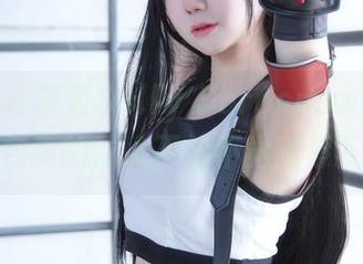 无意中注视到Sally Dorasnow的高跟鞋，图包真的让人不知不觉就停下来了。